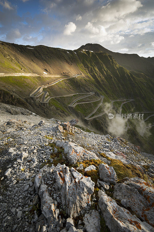 Stilfser Joch -通过Stelvio在sunrise